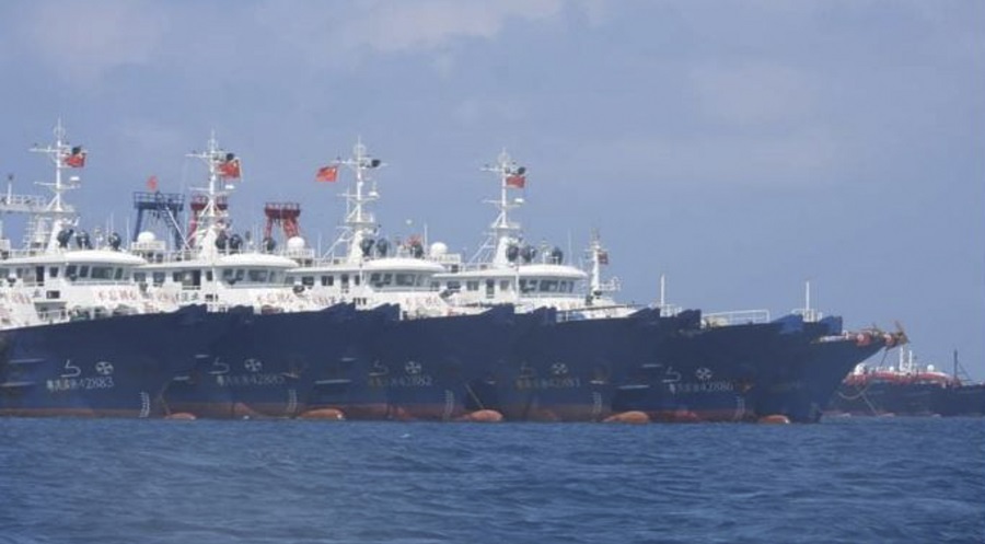 中國民兵船。圖為2021年3月菲律賓發現約220艘中國民兵船列隊停泊在南海牛軛礁（Whitsun Reef）附近。 圖：達志影像/美聯社(資料照片)
