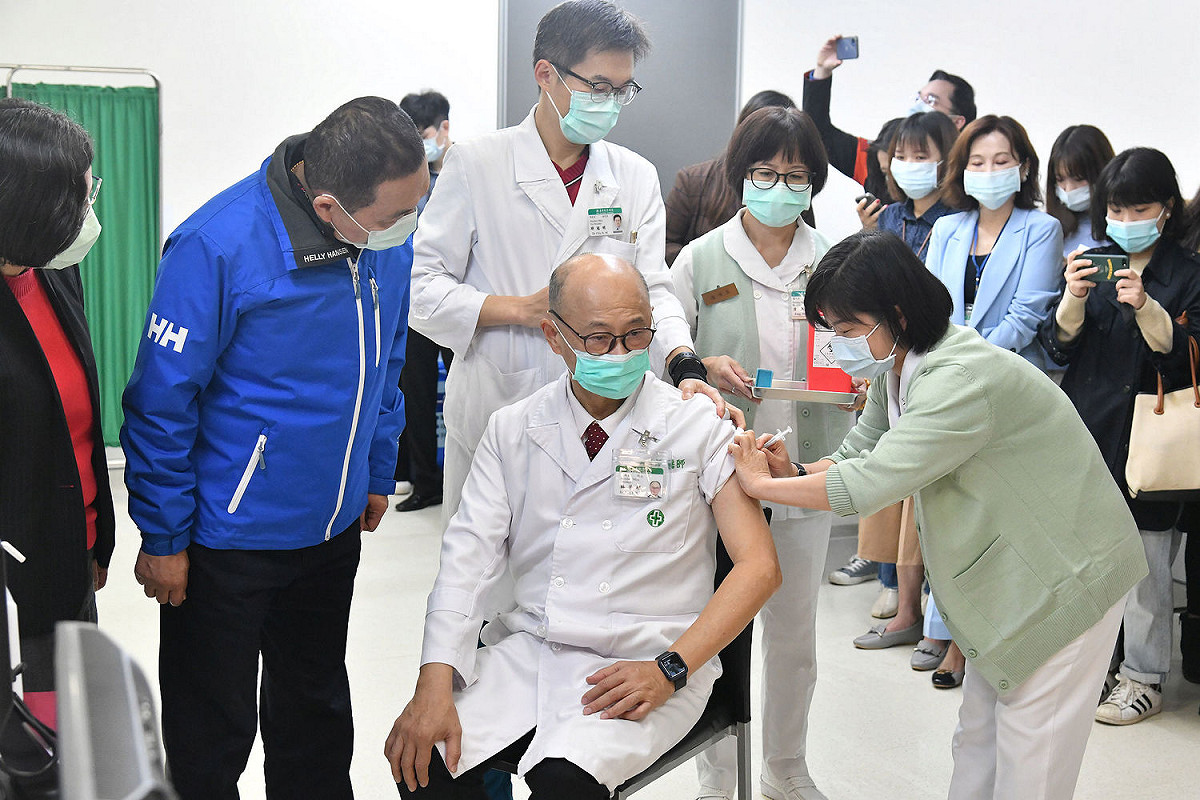 亞東醫院院長林芳郁接種AZ疫苗。 圖：新北市新聞局提供