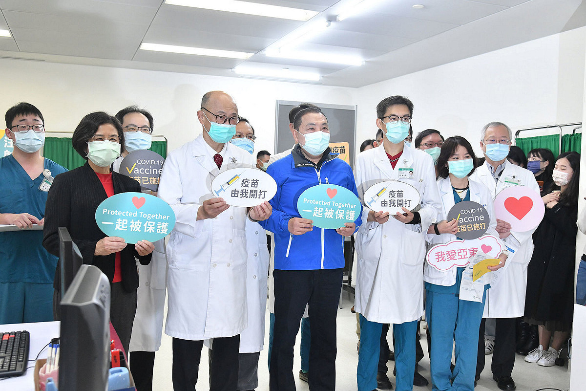 侯友宜盼醫護人員都能儘早完成疫苗接種。 圖：新北市新聞局提供