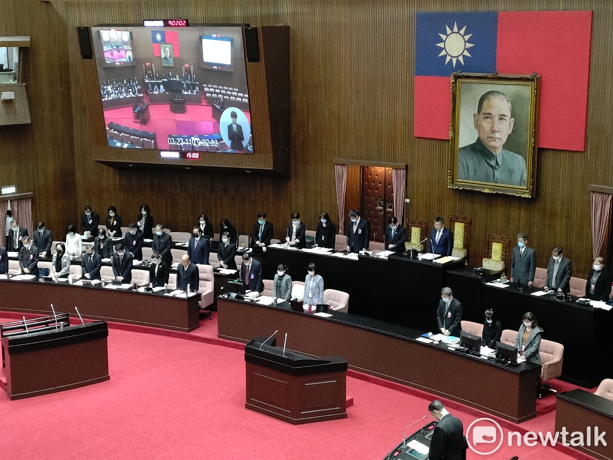 立法院為發生空難的空軍飛官默禱、默哀。 圖：黃建豪/攝(資料照)