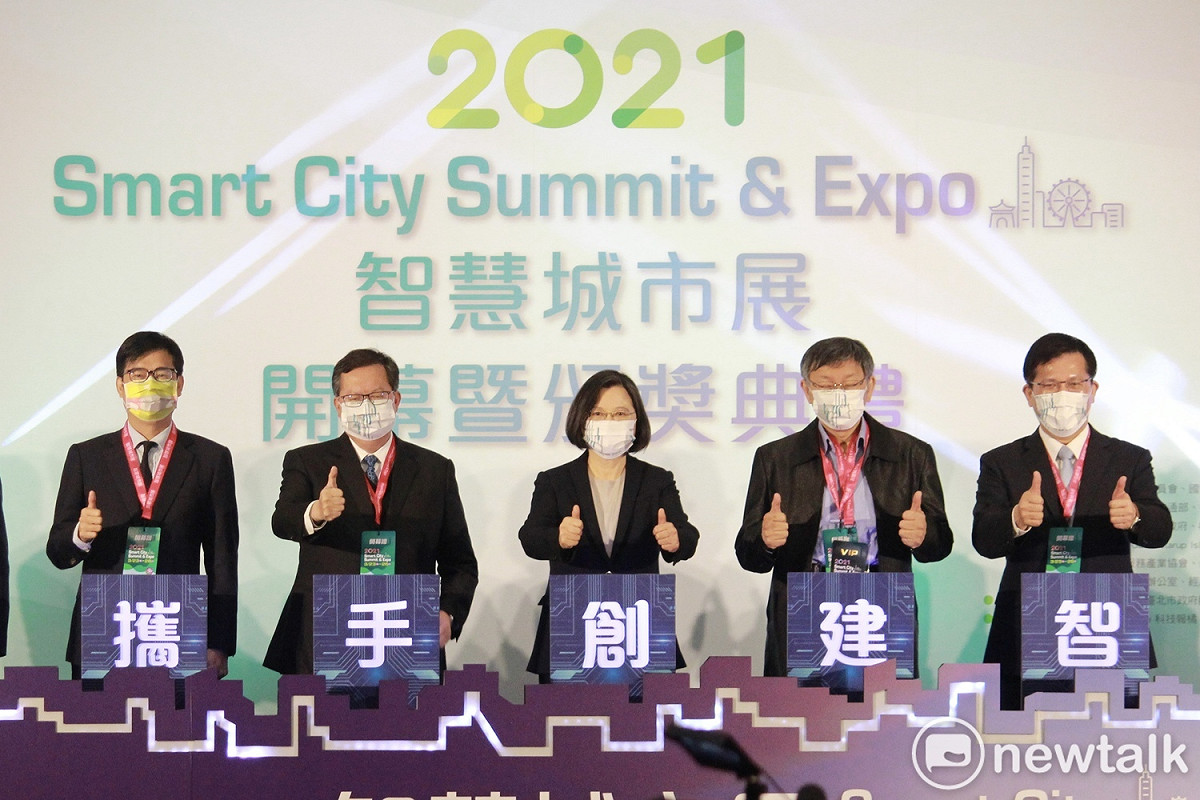總統蔡英文（中）、高雄市長陳其邁（左1）、桃園市長鄭文燦（左2）、台北市長柯文哲（右2）、交通部長林佳龍（右1）。 圖：周煊惠 / 攝