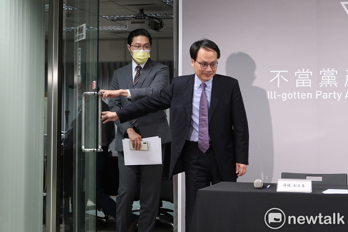 黨產會主委林峯正與副主委孫斌（左） 圖：林朝億/攝