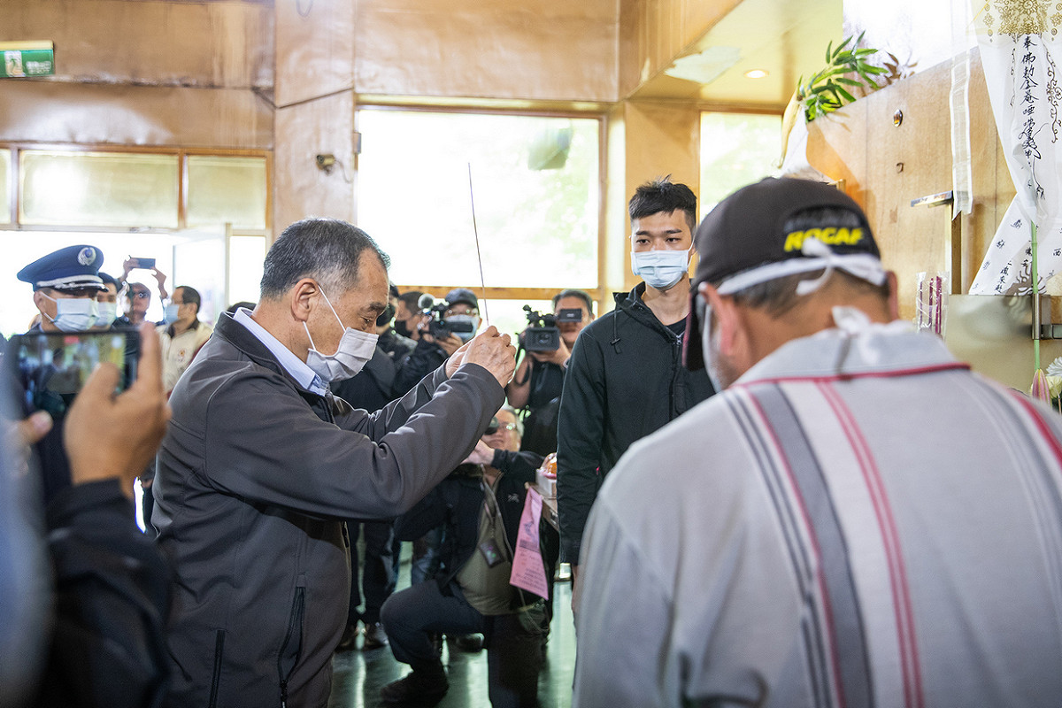 國防部長邱國正今天前往台東市立殯儀館，向殉職飛官羅尚樺靈位上香致祭。 圖：軍聞社／陳軍均攝