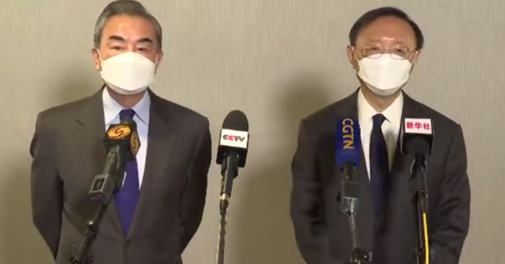 中共中央外事工作委員會辦公室主任楊潔篪、中國外交部長王毅日前前往美國參加中美會談，兩人的表現受到新黨榮譽主席郁慕明讚賞。 圖：翻攝推特