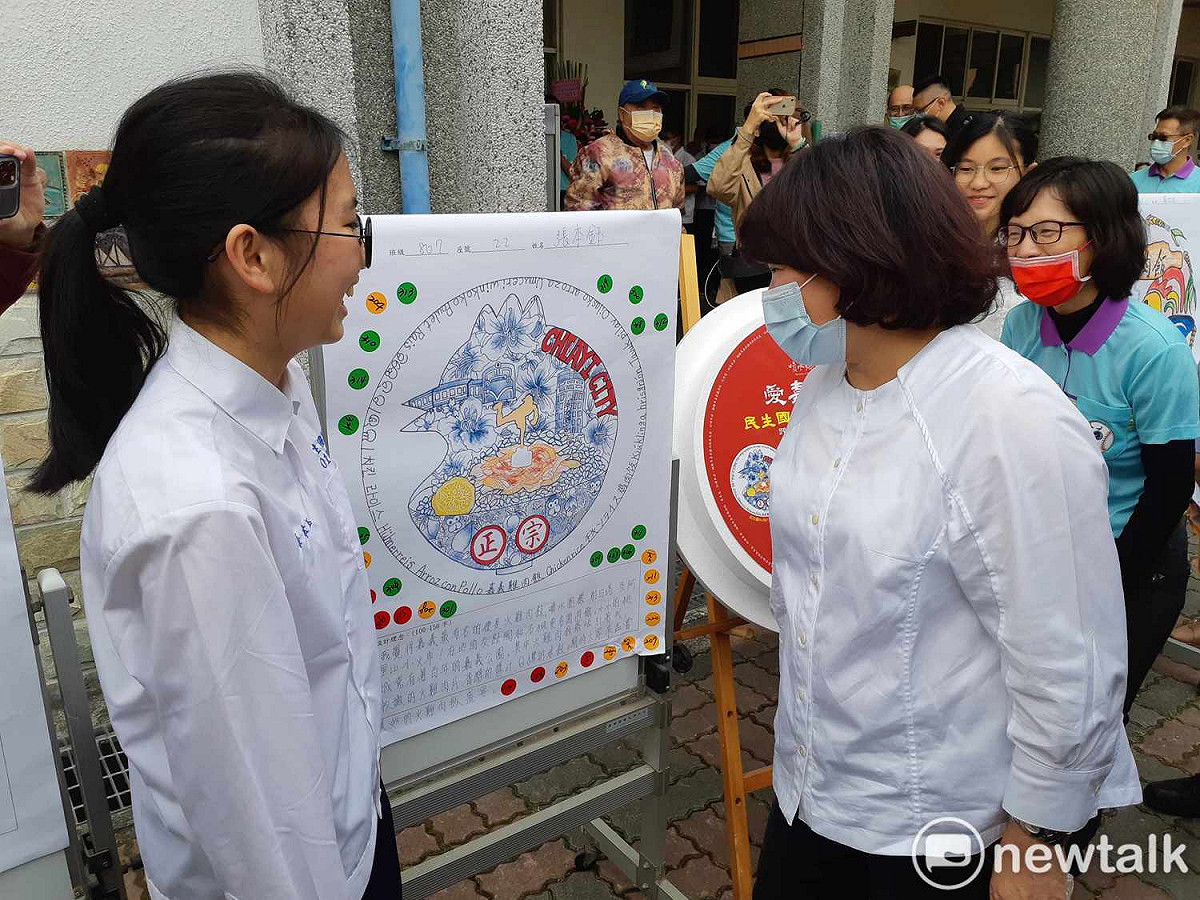 嘉義市長黃敏惠欣賞民生國中學生創作的嘉義市城市圖像。 圖：蔡坤龍/攝