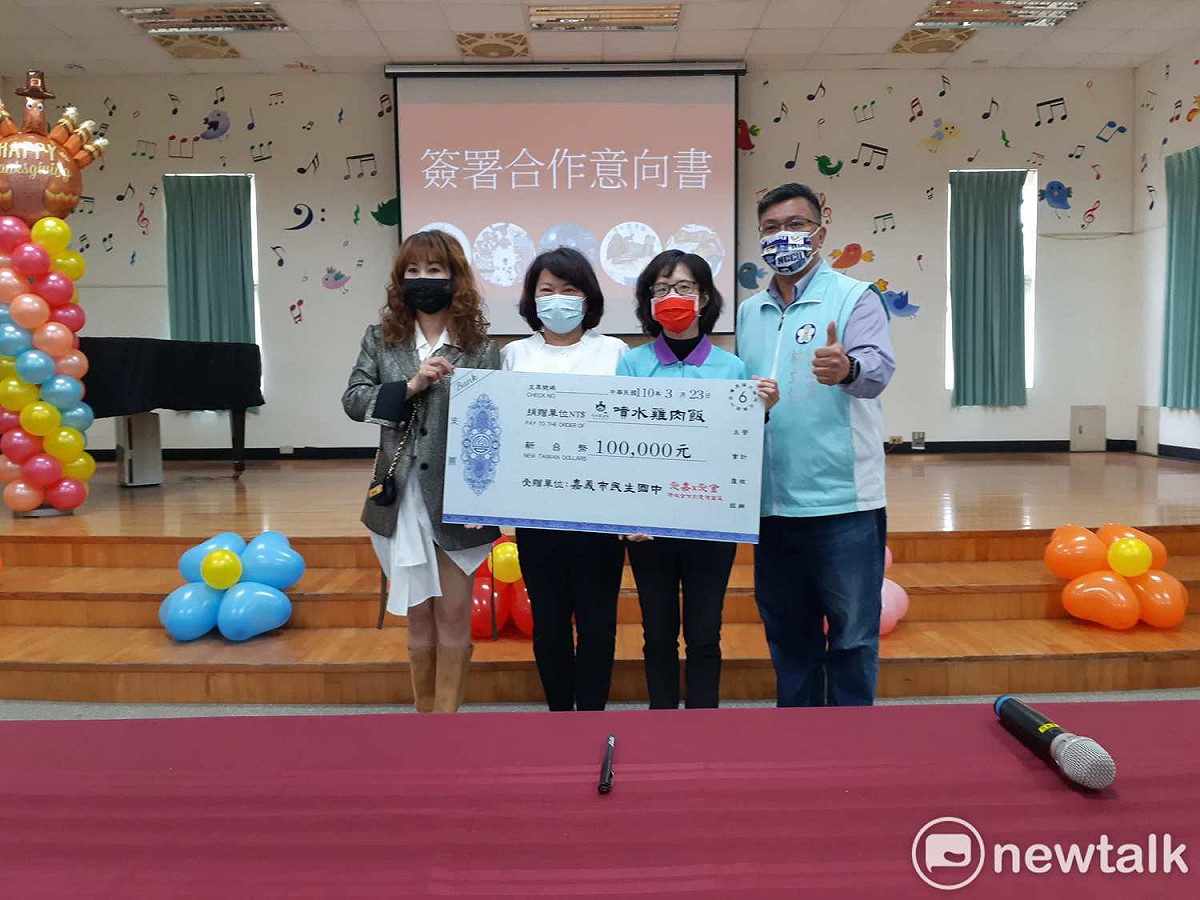 噴水雞肉飯老闆娘董孟婷（左一）將捐10萬元，幫助民生國中的弱勢學生。 圖：蔡坤龍/攝