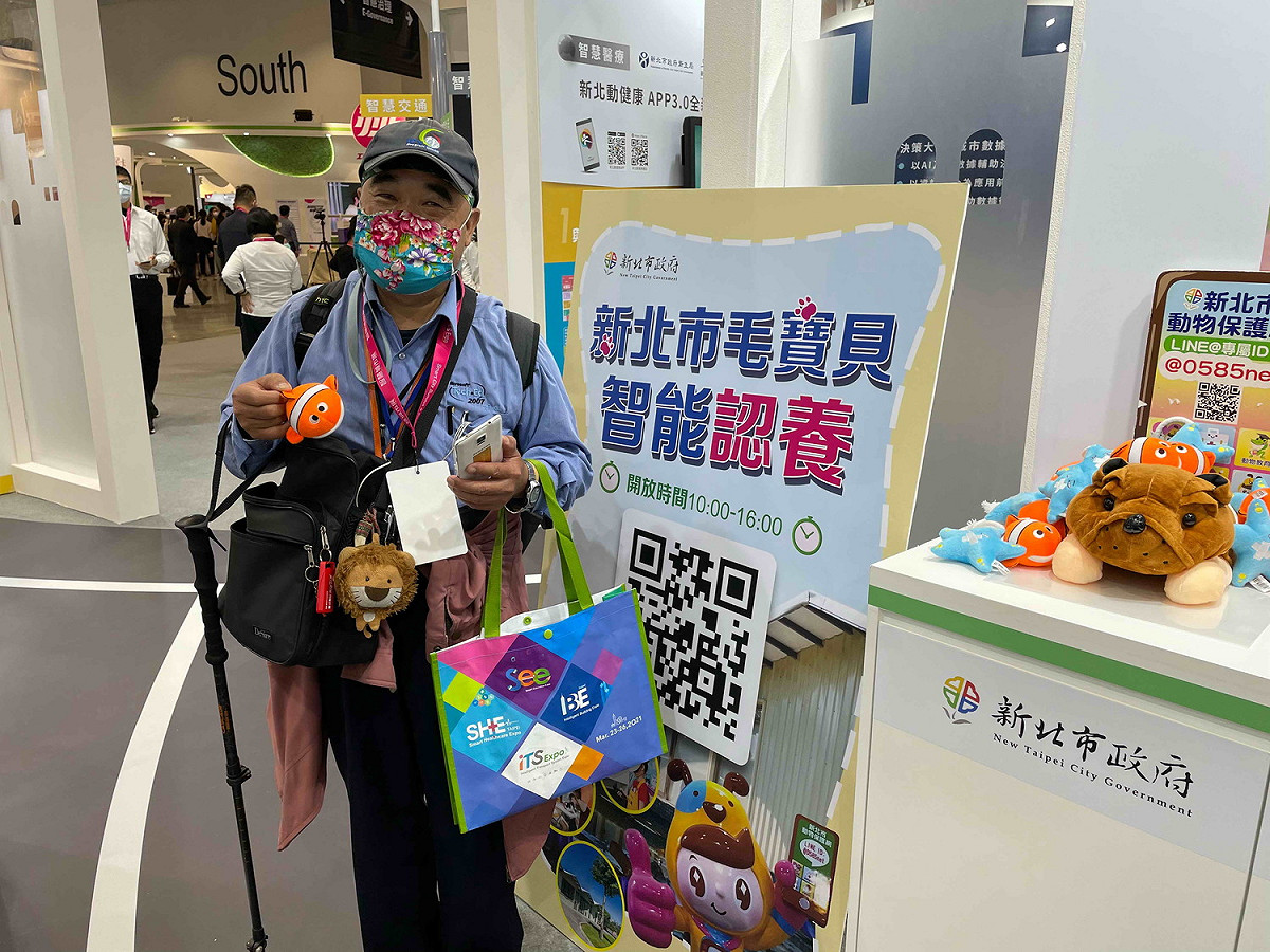 民眾參與新北市動保處智慧城市展互動體驗可獲得毛寶貝專屬玩偶。 圖：新北市動保處提供