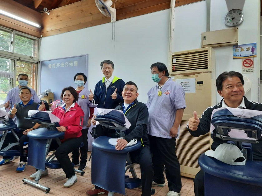 趁錦標賽開打前，勞工局長陳瑞嘉、新北副議長陳鴻源(前排右2)邀台南市議長郭信良(前排右1)、花蓮縣副議長潘月霞(前排左2)、新北市議會秘書長陳王正源(前排左1)在場邊體驗新北市障按摩「真功夫」。 圖：新北市勞工局提供