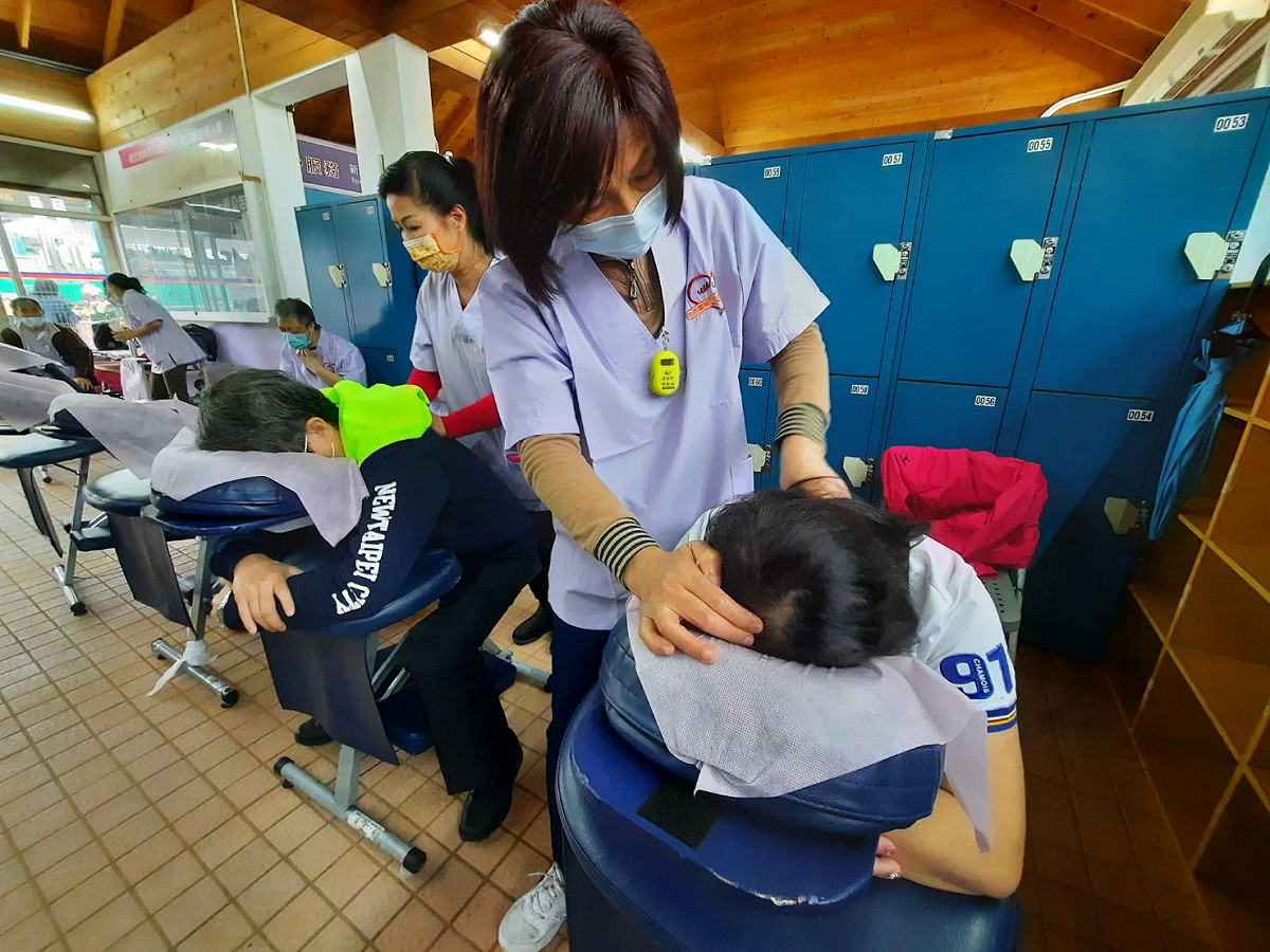 場上選手們揮灑汗水，場邊按摩師各個使出專業本領展現手上真功夫，助參賽選手們奪得佳績。 圖：新北市勞工局提供