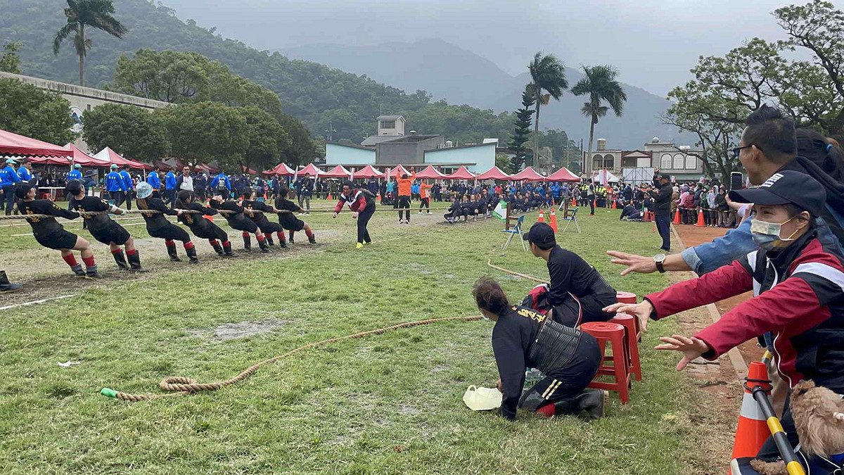 公開女子組傳統拔河勇奪團體賽亞軍。 圖：新北市政府原民局提供