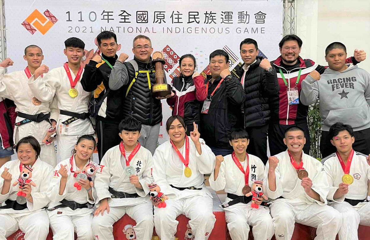 原民局長羅美菁 (中)與公開男子組總錦標大合照，公開女子組柔道 78公斤級以上孫佩妤 (前排左四)奪金牌完成原民運6連霸。 圖：新北市政府原民局提供