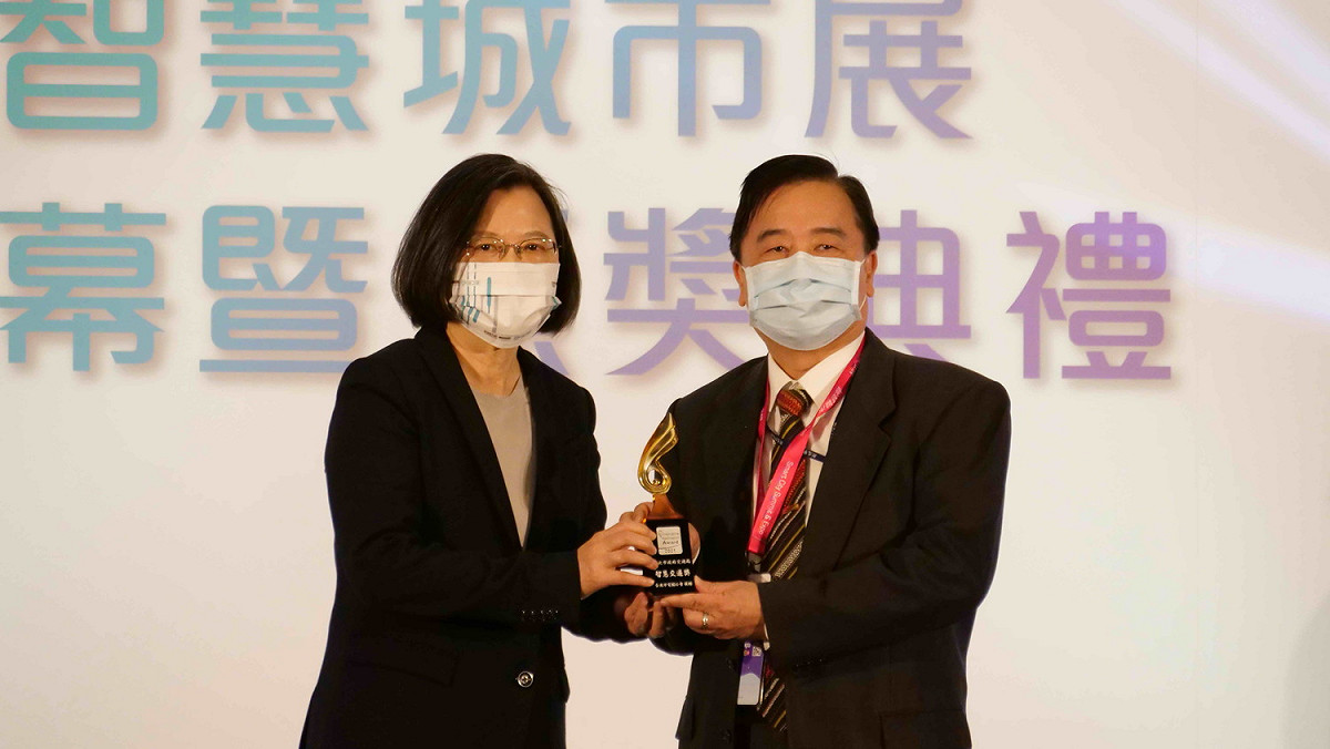 烏來區環山路4處髮夾彎道設置的感應號誌系統，榮獲「2021智慧城市創新應用獎」，今天由總統蔡英文頒獎，新北市交通局長鍾鳴時代表領獎。 圖：新北市交通局提供
