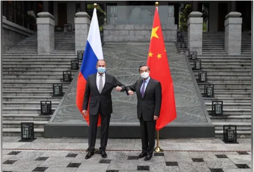 中國外交部長王毅和俄國外交部長拉夫羅夫（Sergey Lavrov）昨(23)日發表關於當前全球治理問題的中俄聯合聲明 圖：翻攝自中國外交部官網