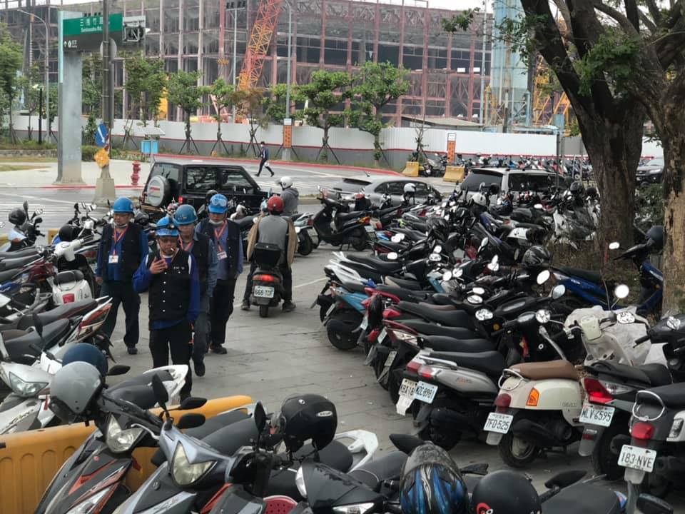 謝金河則臉書分享南科八路、南科九路上，台積電正式動土的3奈米廠區，路邊停滿摩托車，工人穿梭在土地。 圖：翻攝自謝金河臉書