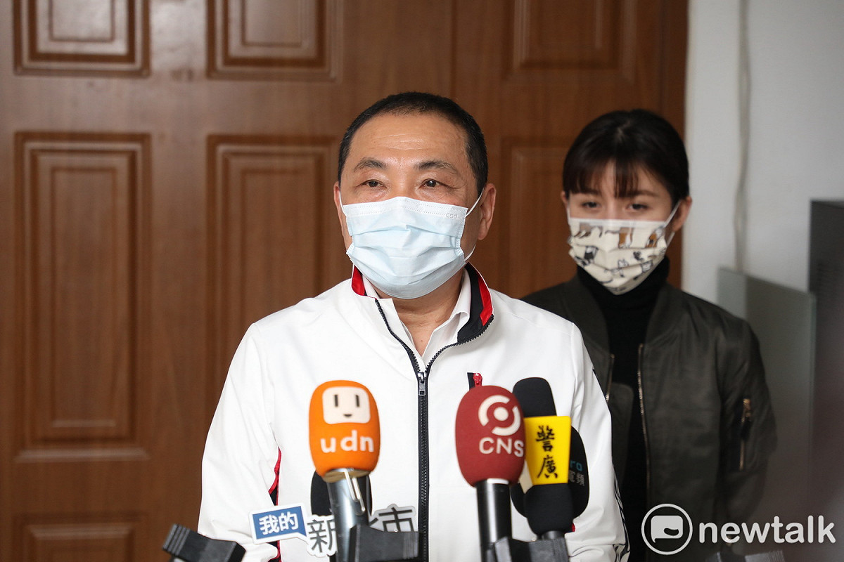 侯友宜感謝中央加發疫苗和增加責任醫院，讓新北市第一輪願意接種的醫護都可以施打AZ疫苗。 圖：林昀真/攝