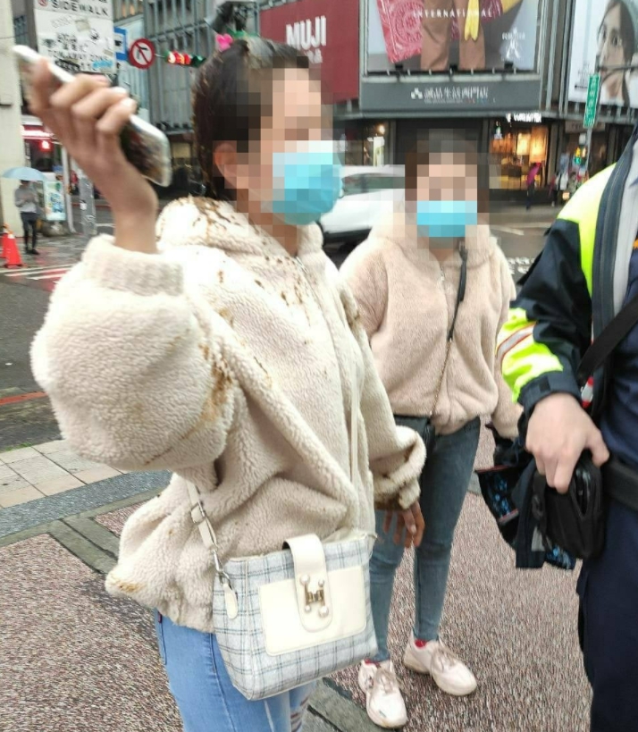 男網友花100萬娶越南新娘，不到一個月女方就逃跑，男方氣得潑糞。 圖 : 翻攝自爆怨公社
