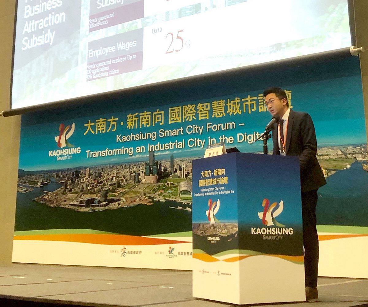 高市經發局長廖泰翔以全英文向來賓簡報。 圖：高雄市經發局/提供