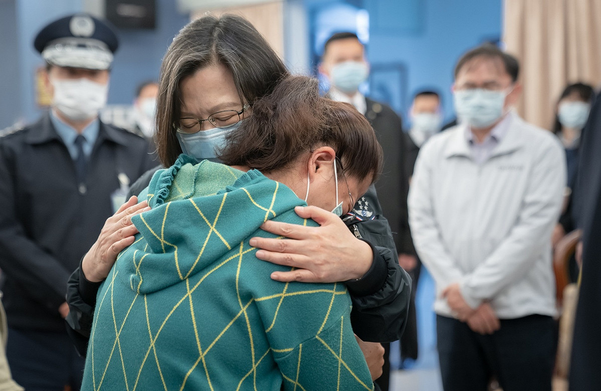 總統蔡英文24日抵台東慰問殉職的空軍飛行官羅尚樺中尉家屬 圖：總統府提供