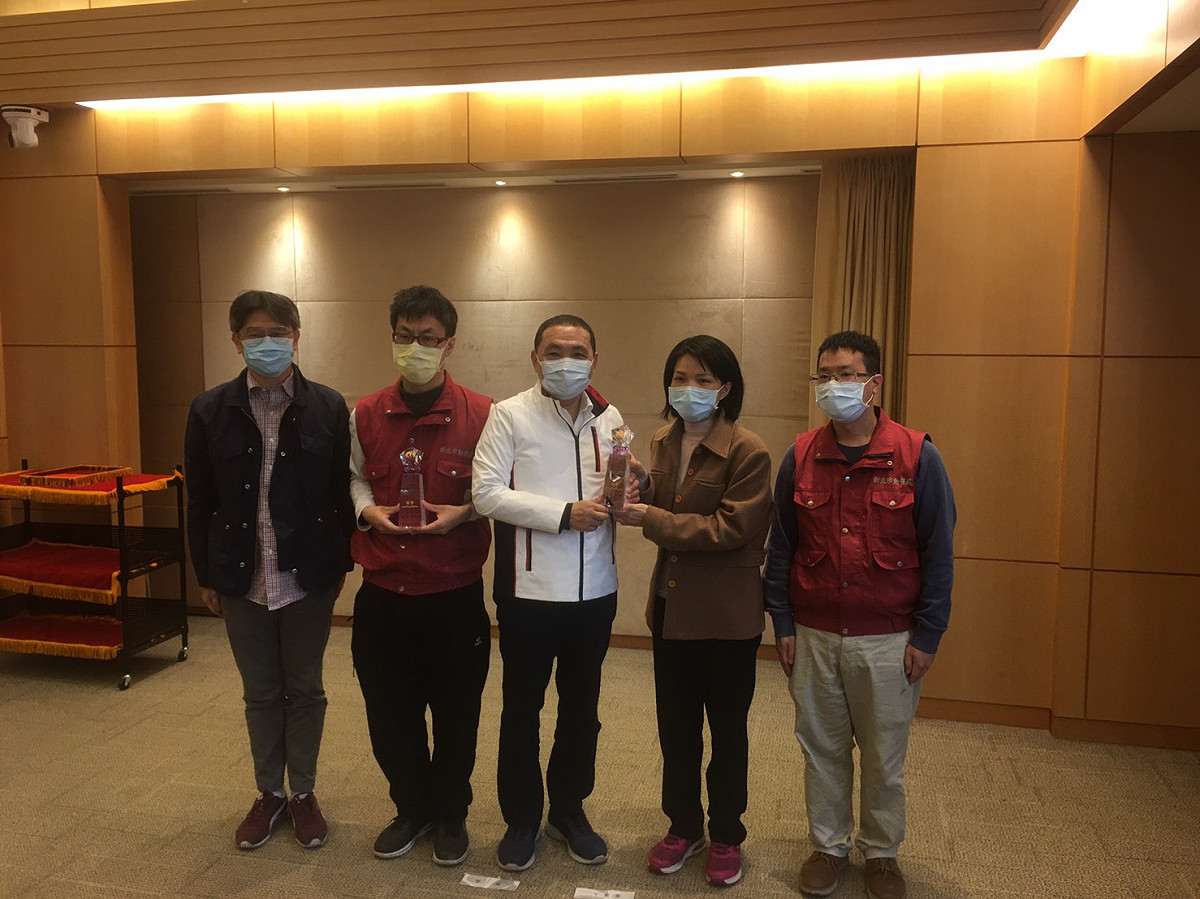 新北市動保處長楊淑方在市政會議上獻獎，市長侯友宜肯定同仁們努力，攜手共創動物友善都市。 圖：新北市動保處提供