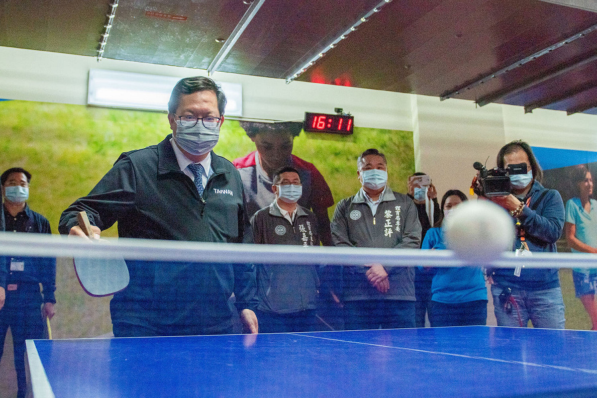 鄭文燦打桌球努力運動 圖：擷取自臉書
