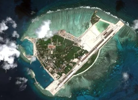 中國不斷的在南海地區島礁建立機場，擴增軍備。 圖 : 翻攝自微信