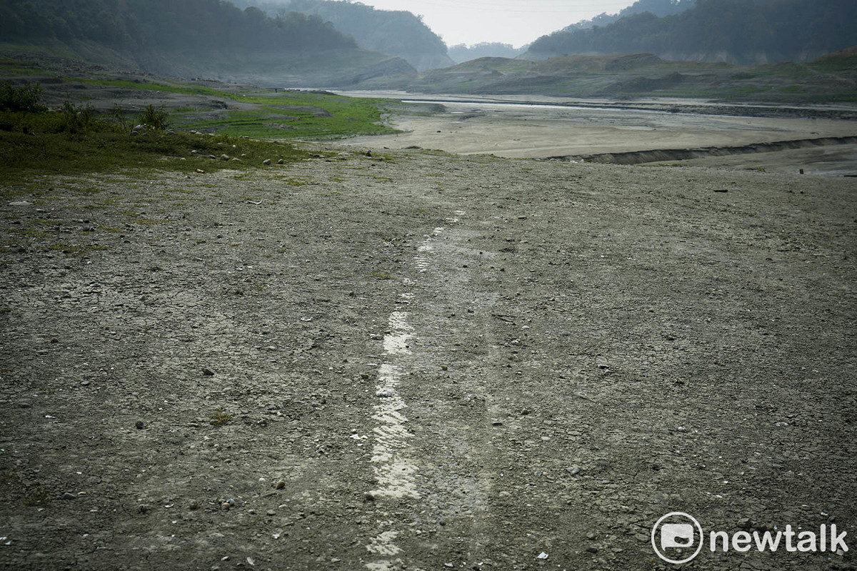 淹沒在鯉魚潭水庫多年的舊台三線，公路標線在泥土龜裂後，隱約可見。 圖：張良一/攝