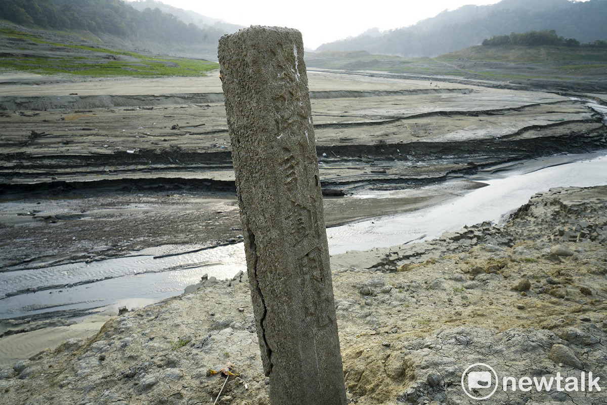 鯉魚潭水庫水位下降後，位在新開村附近的舊台三線公路也浮現，路旁的『道路計畫用地』標誌也清晰可見。 圖：張良一/攝