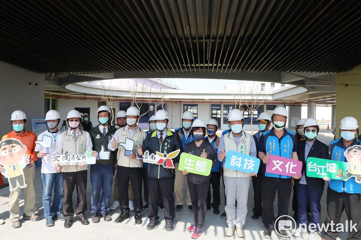 台南市第一所9年一貫的國民中小學「九份子國中小」，今年度開始招生，台南市長黃偉哲今日視察校園工程，並聽取安南區公所簡報近兩年區政建設成果。 圖：黃博郎／攝