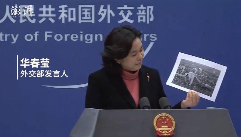 華春瑩拿出一張黑白照片稱19世紀美國黑奴被強迫在棉花地裡採摘。 圖：翻攝澎湃新聞