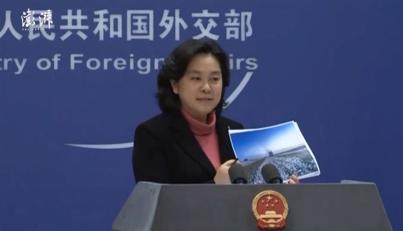 華春瑩拿出一張彩色照片並表示「這是中國棉花田裡的情景，40%多都已經進行了機械化的採摘」。 圖：翻攝澎湃新聞