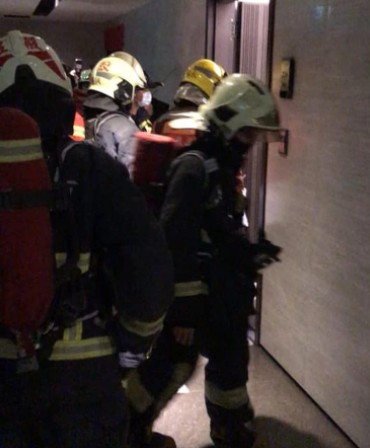 陳姓傷者的鄰居拍下消防隊員趕抵爆炸現場並將照片Po網。 圖：翻攝我是五股人臉書
