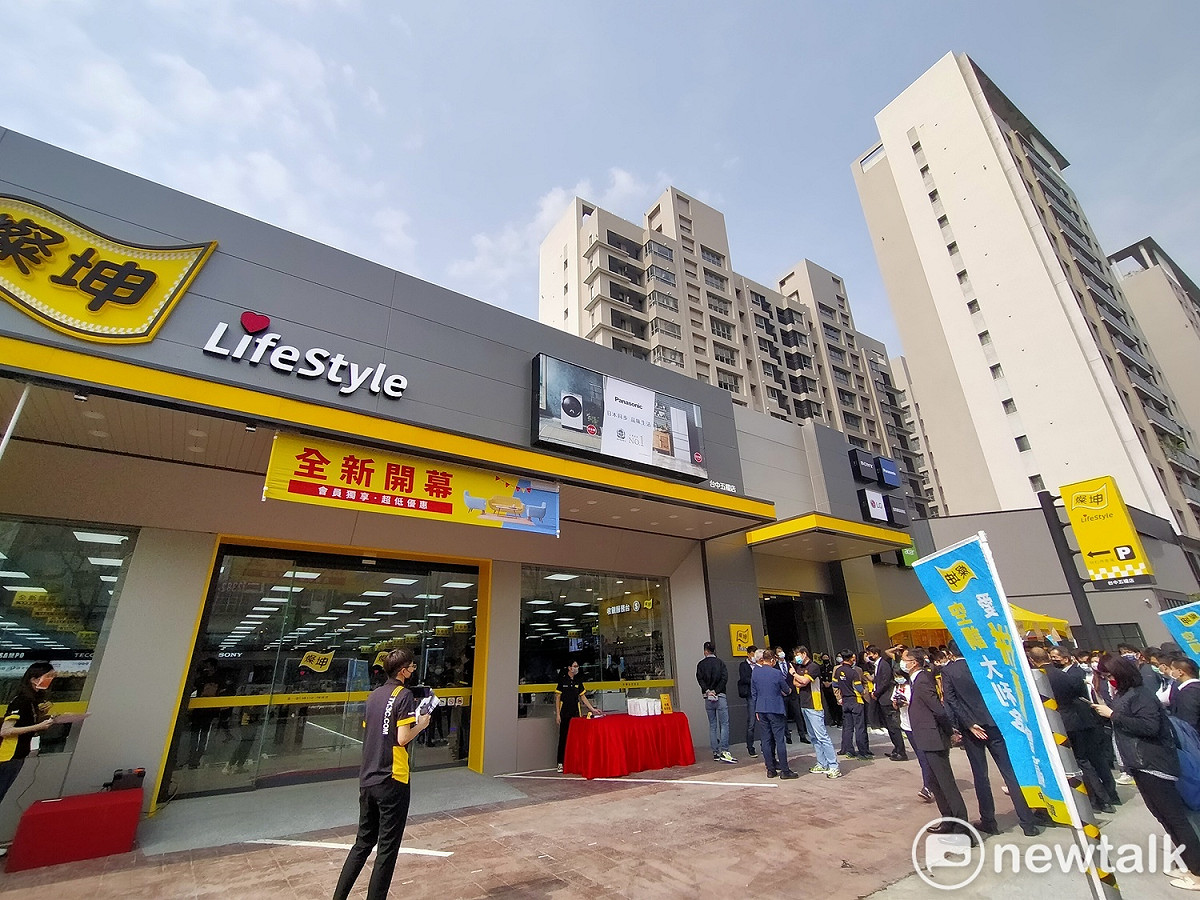 新開幕的燦坤台中五權店，週邊新的住宅大樓林立。 圖 : 唐復年/攝