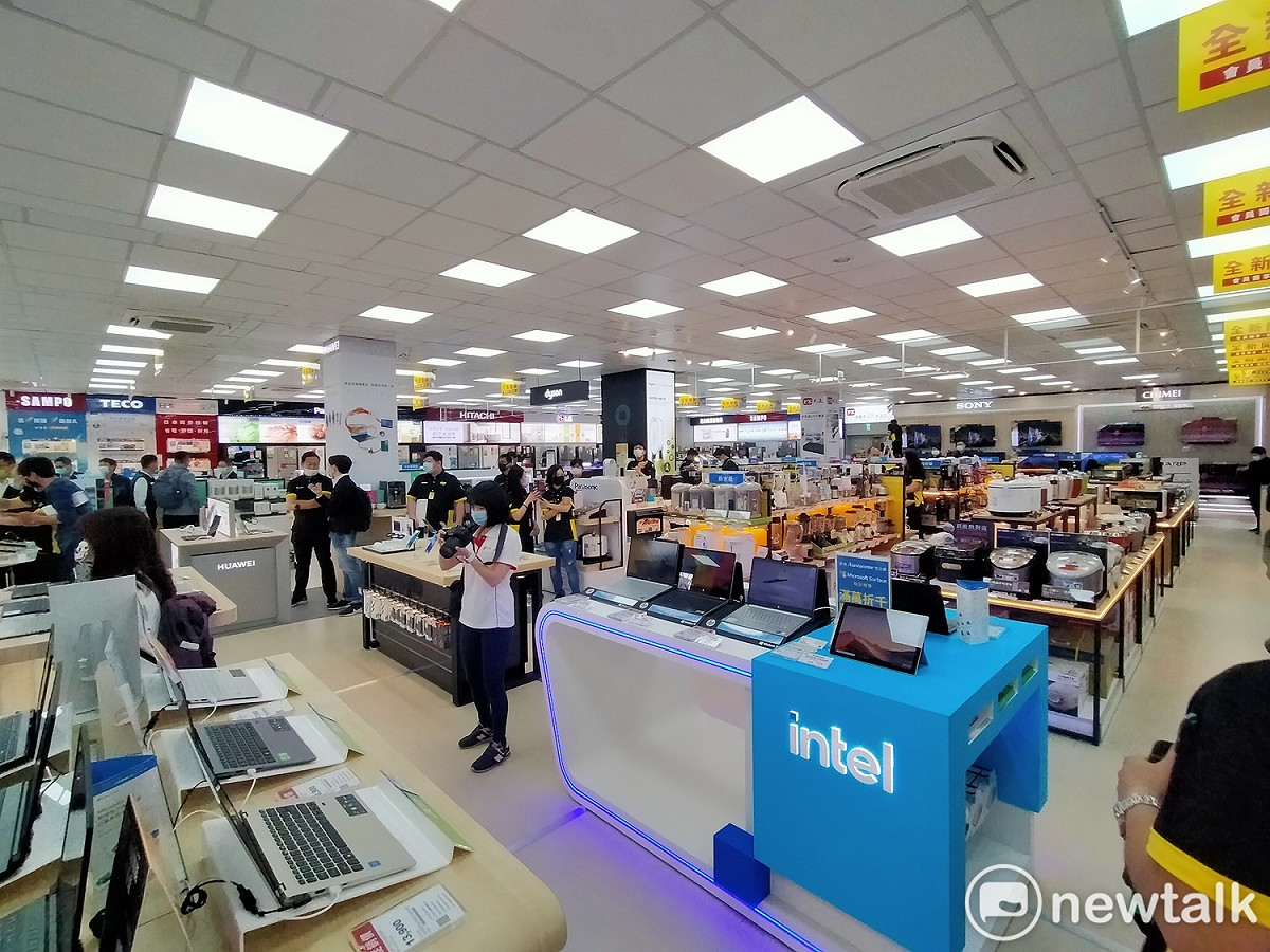 與過往燦坤黃色的形象不同，台中五權店外型為極具質感的灰色。董事長林技典說，為了搭配周遭環境的氛圍，而保留了原先物件優雅的設計。 圖 : 唐復年/攝