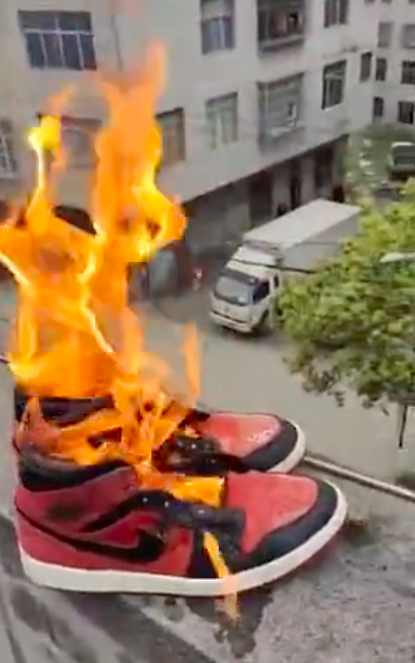 有網友po出民眾火燒Nike鞋的影片。 圖：翻攝自微博