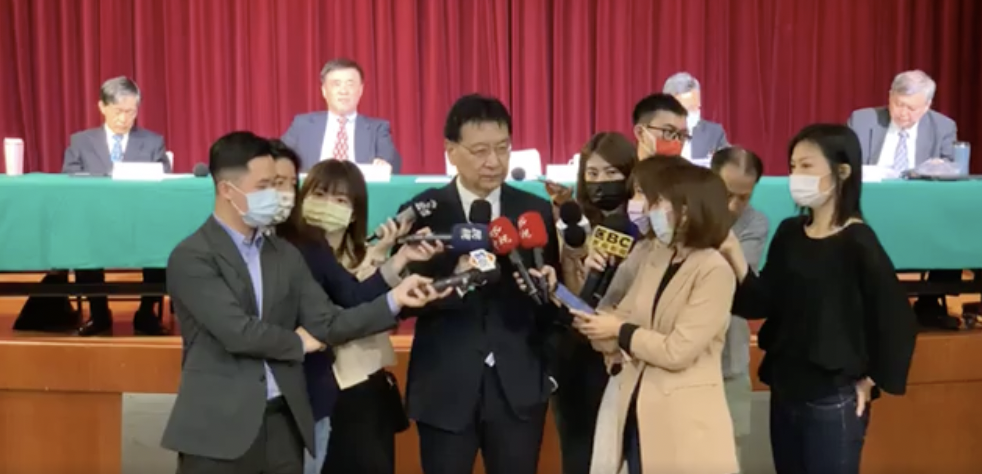 中廣董事長趙少康今(26)日所主持的「台灣水荒：從臨渴掘井到未雨綢繆」環保論壇，郝龍斌在論壇中指出，開徵耗水費效果有限。 圖：翻攝自環保論壇臉書直播