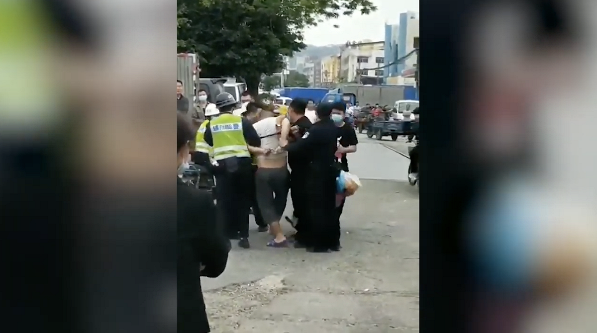 中國機車經銷商指出，在微信有看見警方在扣押車輛的過程野蠻粗暴，導致民眾受傷。 圖：翻攝自YouTube