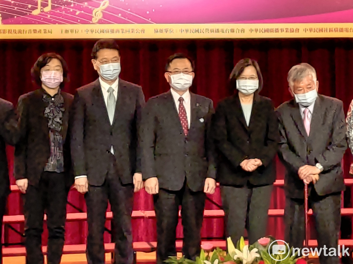 總統蔡英文 (右二) 赴中廣大樓參加廣播節慶祝活動，與中廣董事長趙少康 (左二) 同台。 圖：黃建豪/攝