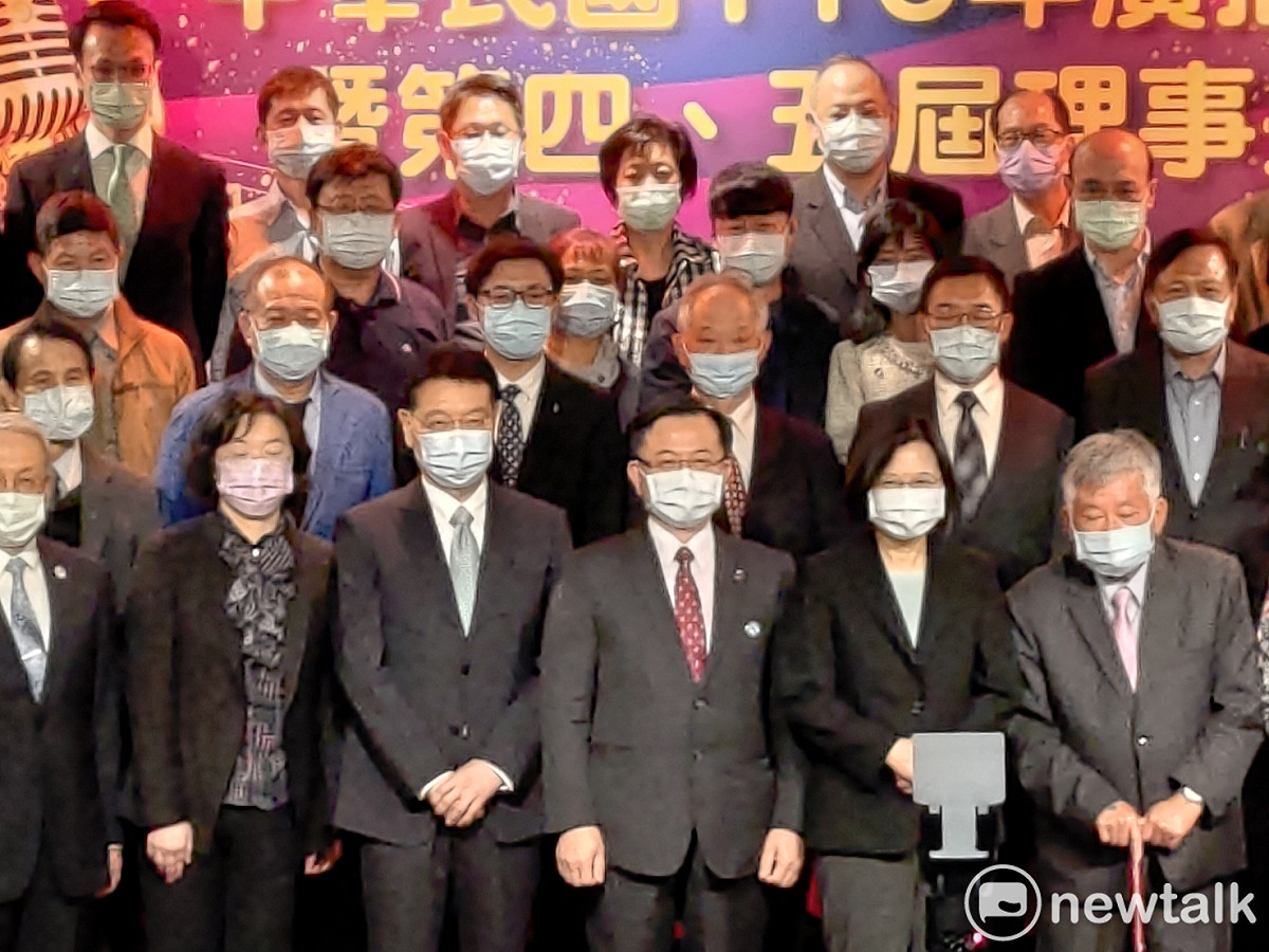 總統蔡英文赴中廣大樓參加廣播節慶祝活動，與中廣董事長趙少康同台。 圖：黃建豪/攝