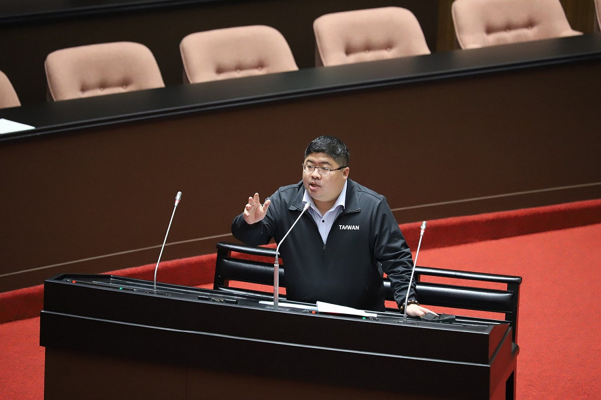 民進黨立委蔡易餘呼籲政府正視新疆維吾爾族人被強迫勞動事情，禁止從新疆進口棉花。 圖：翻攝自蔡易餘臉書