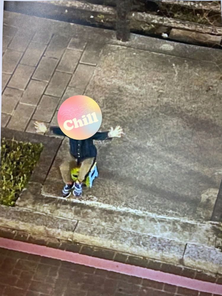 有位機師媽媽有個3歲的孩子，因為她返台後需隔離檢疫，孩子只能在窗外看著媽媽，手上拿著一朵小花想送她，並在外面伸手想要讓媽媽抱。 圖：機師工會/提供