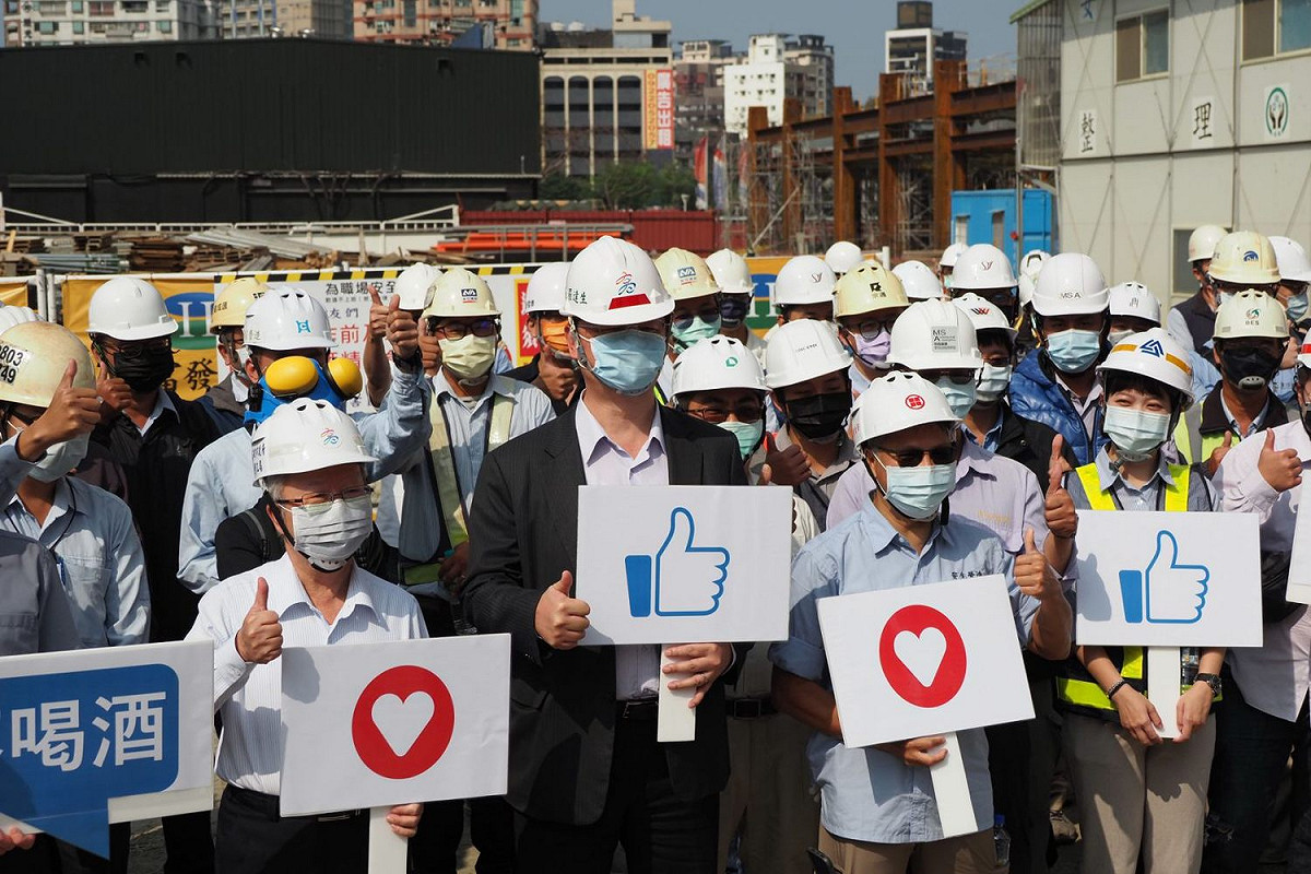 高雄市副市長羅達生(前排中)出席工地酒測管制觀摩會。 圖：高市勞工局/提供