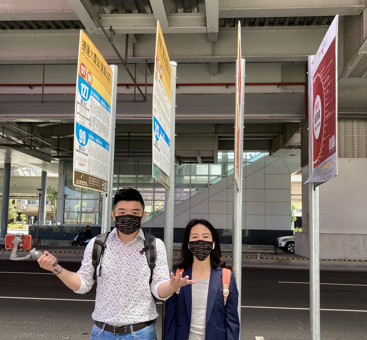 站牌間僅能供一人站立。 時力台中黨部/提供