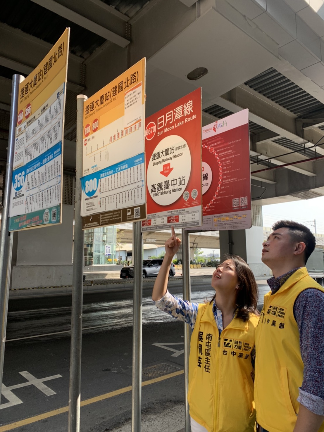 這麼小的空間要看清楚站牌資訊相當困難。 時力台中黨部/提供