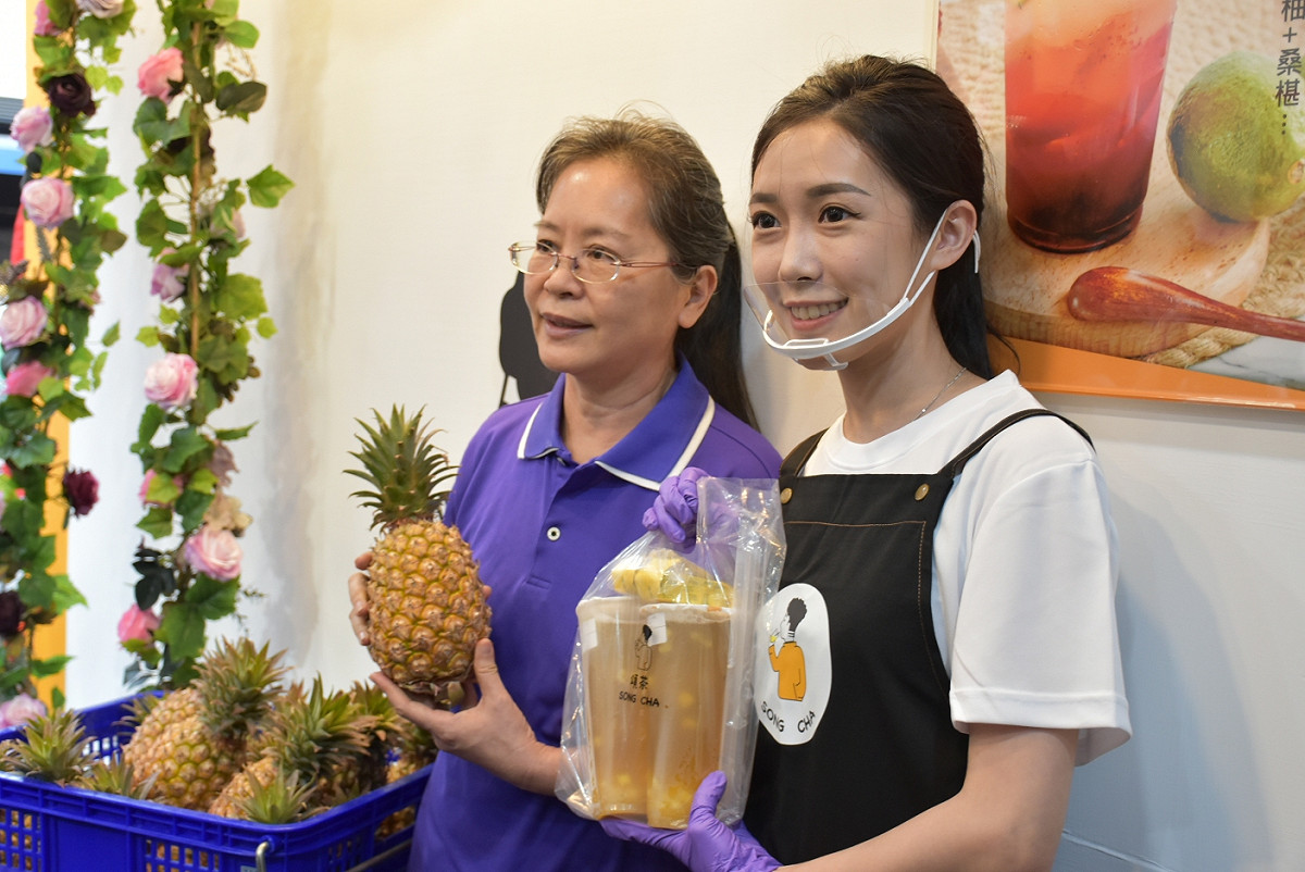 慈惠善導書院院長陳文靜(左)感謝茶飲業者愛心。 圖：孫家銘/攝