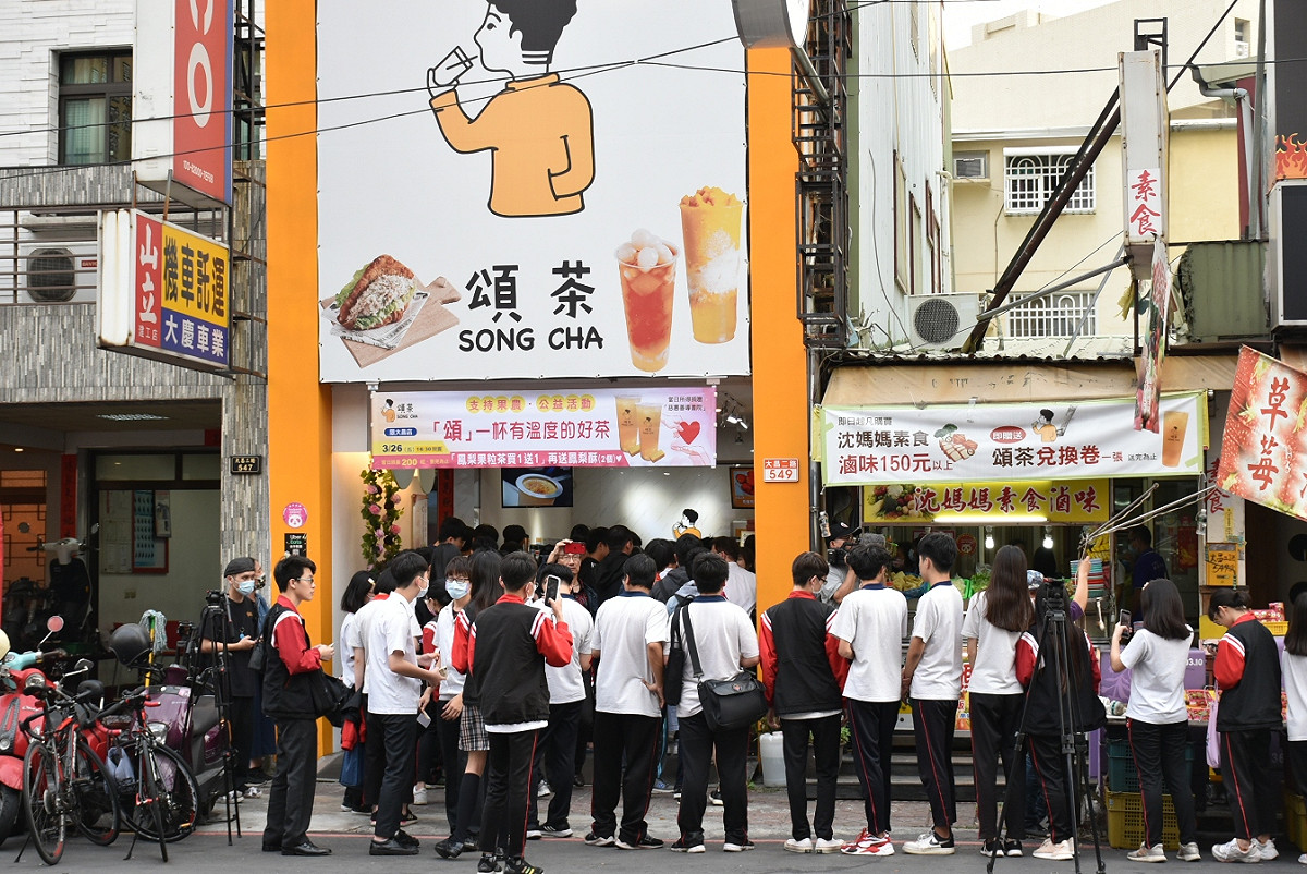 學生大排長龍支持店家公益活動。 圖：孫家銘/攝