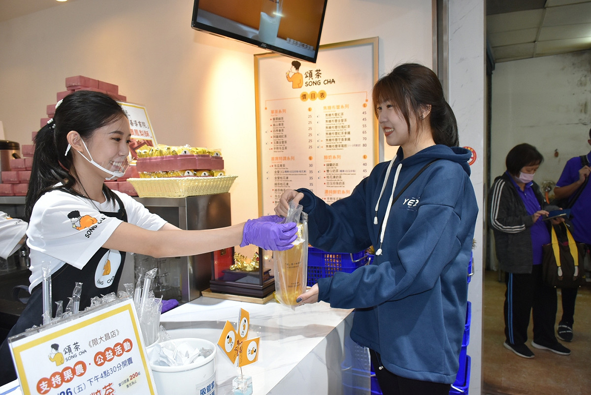 連鎖業者推出買一送一再加贈鳳梨酥活動，並捐出一日 圖：孫家銘/攝