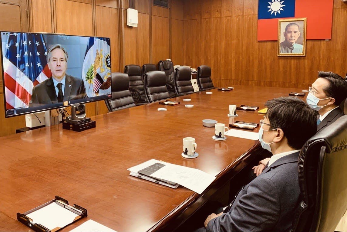 衛生福利部疾病管制署署長周志浩（左）在外交部北美司司長徐佑典（右）陪同下，應邀參加「強化非洲對抗伊波拉病毒韌性及應處」高階國際會議，左上螢幕為美國國務卿布林肯（Antony Blinken）發表開幕致詞。 圖：取自外交部網站