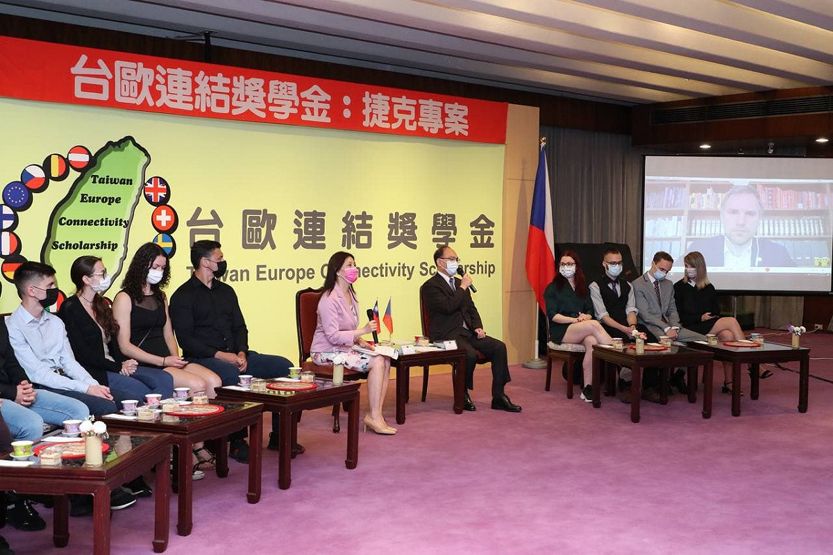 曾政務次長丶捷克學生及布拉格賀吉普市長在分享會上交流互動。 圖：翻攝自外交部網站