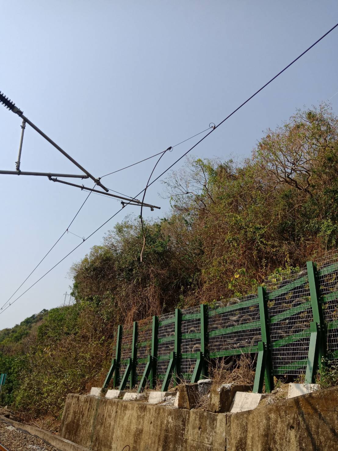 加祿－枋野間電力設備故障（主吊線斷落），該路線暫時封閉搶修中。 圖：台鐵局／提供