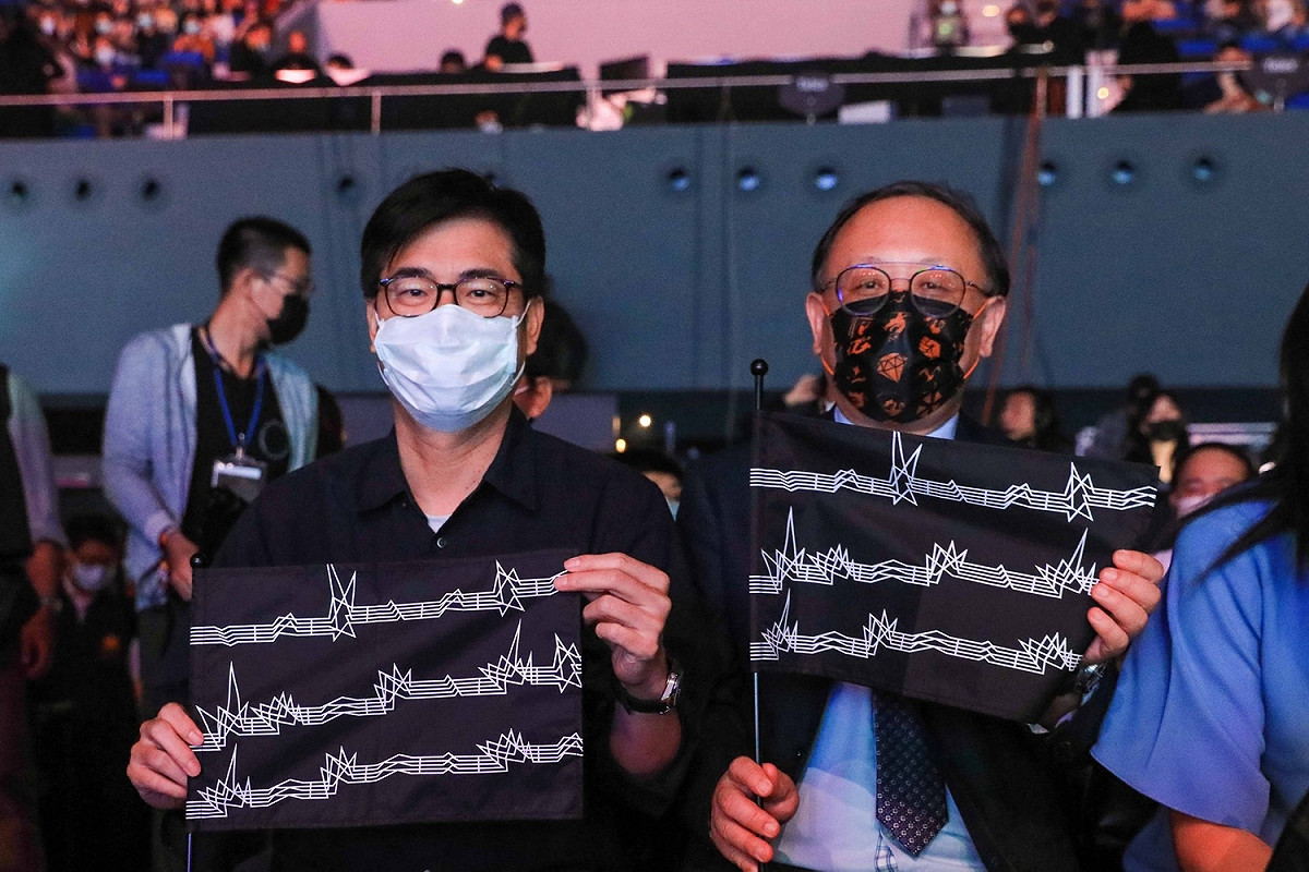陳其邁(左)對人體衝浪秀敬謝不敏。 圖：高雄市政府/提供